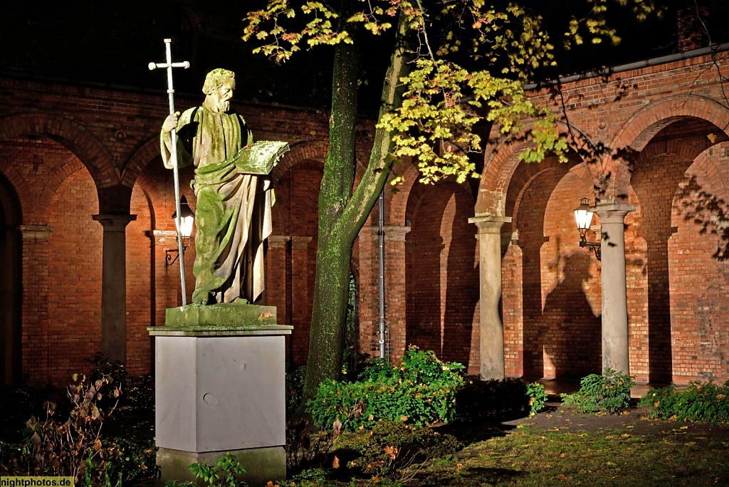 NP-2016-11-17-04-Berlin-Kreuzberg-St-Jacobi-Kirche-erb-1845-Sandsteinstatue-Jakobus.jpg