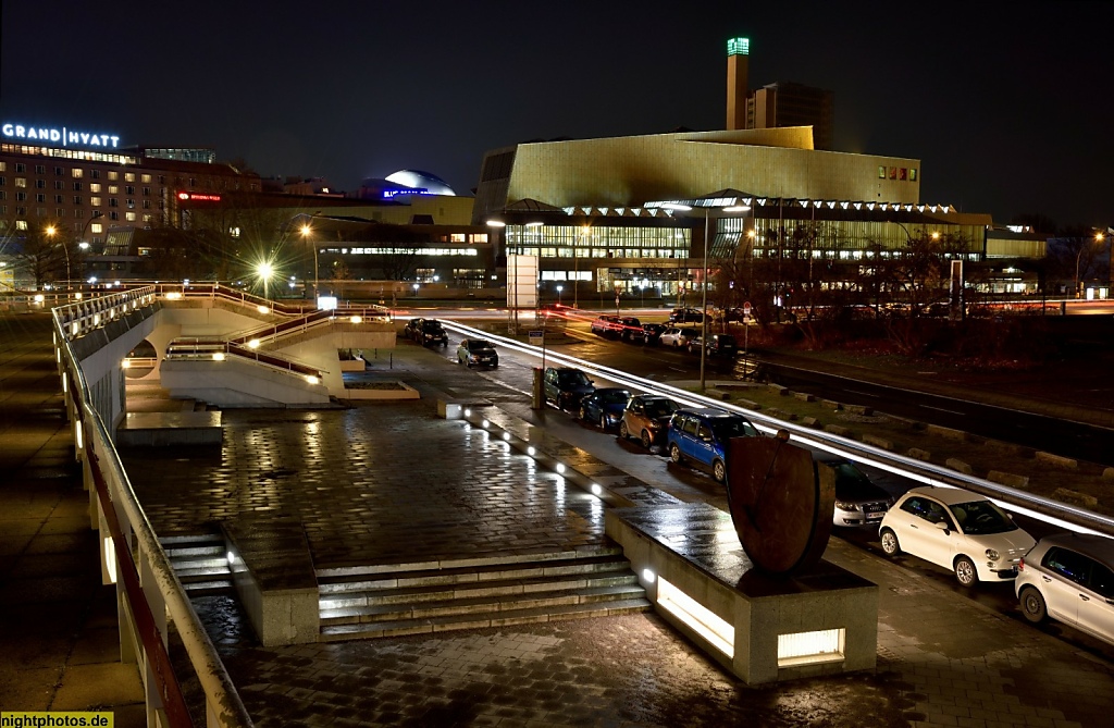 Berlin Tiergarten Philharmonie erbaut 1963 von Hans Scharoun als Teil des Kulturforums. Blick auf Staatsbibliothek