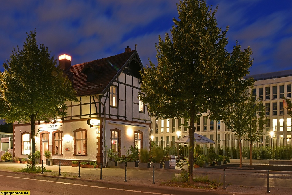 Berlin Moabit Restaurant Paris-Moskau erbaut 1896-1897 von Hermann Streubel für Gustav Jahn. Dahinter BMI erbaut 2010-2014 von Thomas Müller und Ivan Reimann. Alt-Moabit 141
