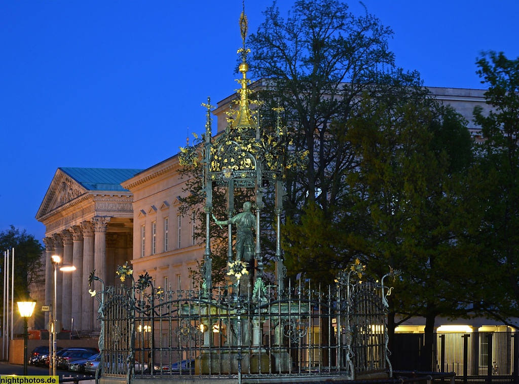 Hannover Leineschloss Niedersächsischer Landtag mit Oscar-Winter-Brunnen erbaut 1896 am Holzmarkt