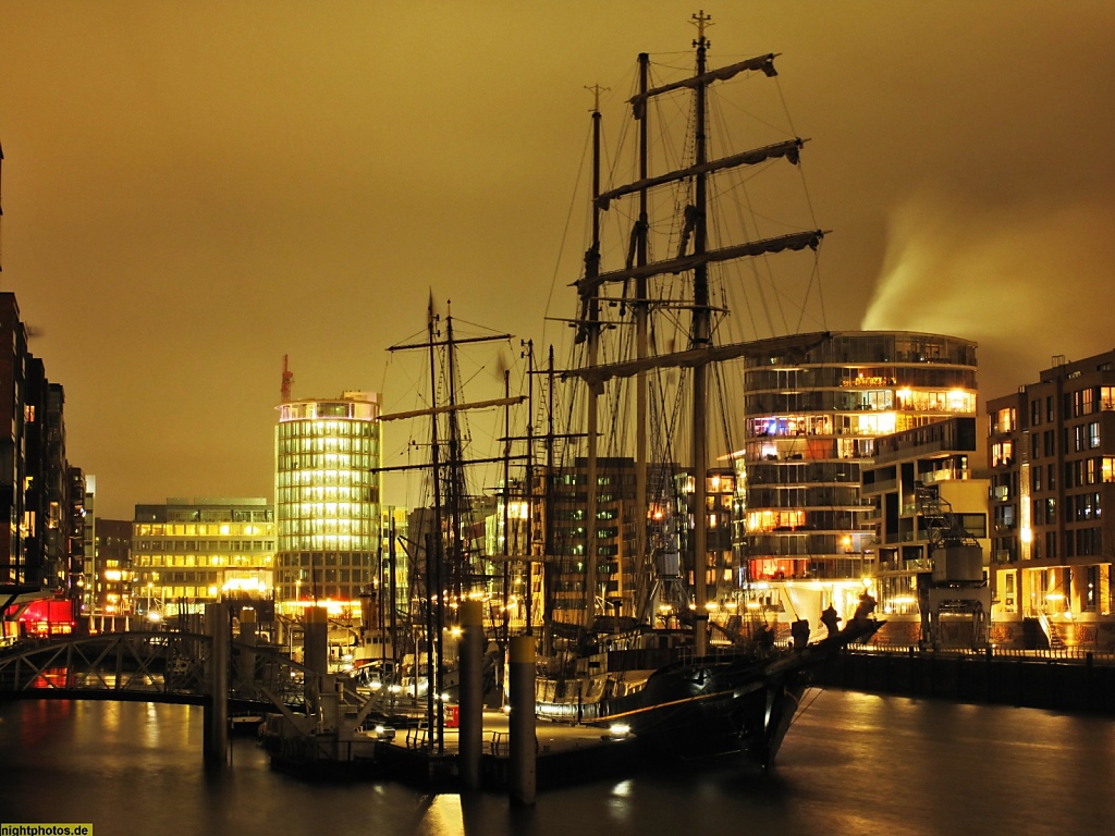 Hamburg Hafencity Sandtorhafen mit Traditionsschiffen