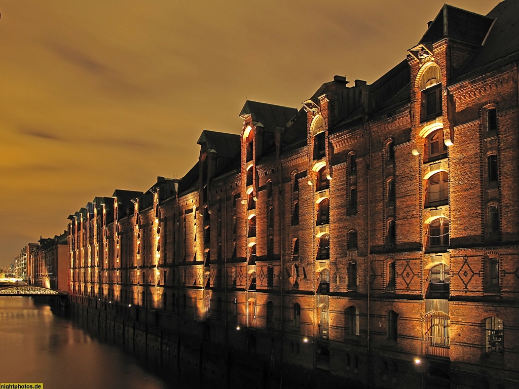 Hamburg Hafencity Speicherhaeuser am Brooksfleet von den Kibbelstegbrücken