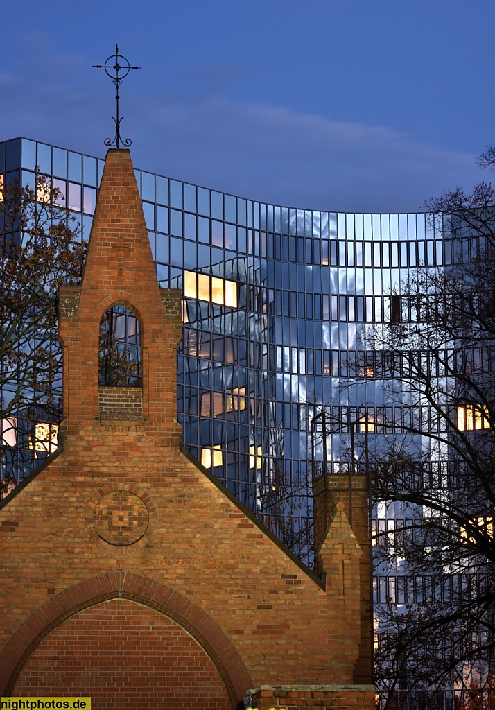 Berlin Schöneberg Kapelle des Neuen 12-Apostel-Kirchhofs vor Platinum Bürohaus erbaut 1992-1994 von Jürgen Sawade