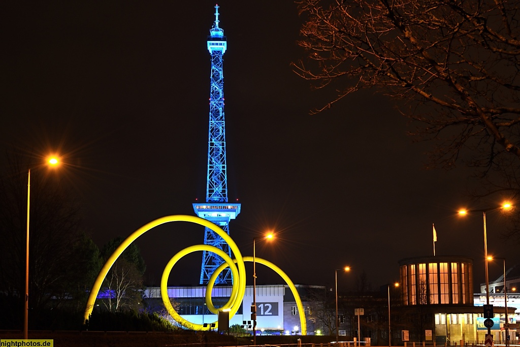 Berlin Charlottenburg Westend Funkturm erbaut 1924-1926 mit Messehallen und Kunstwerk 'Looping' von Ursula Sax 1992