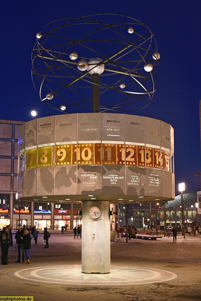 Berlin Mitte Alexanderplatz Weltzeituhr am Berolinahaus. Errichtet von Designer Erich John und Metallbildhauer Hans-Joachim Kunsch