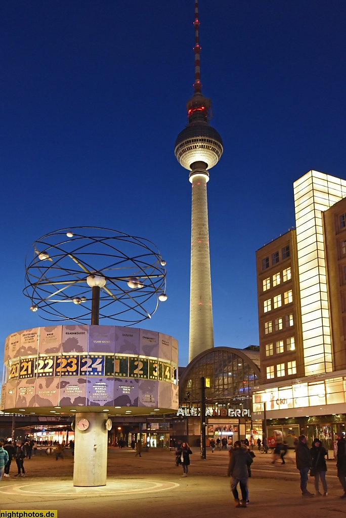 Berlin Mitte Alexanderplatz Weltzeituhr mit Fernsehturm und Berolinahaus