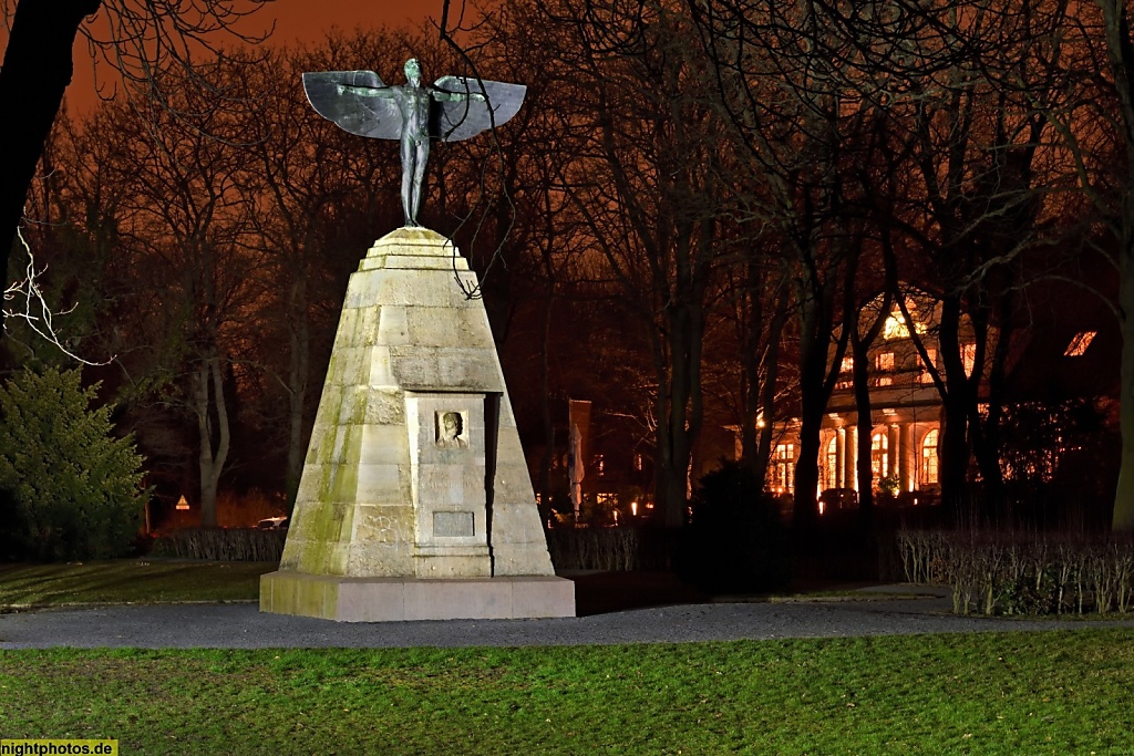 Berlin Lichterfelde Bronzestatue Ikarus an der Eduard-Spranger-Promenade Ikarus-Denkmal gewidmet Otto Lilienthal