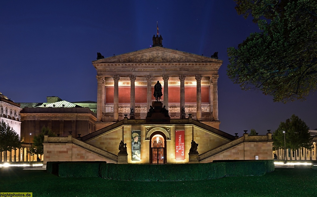 Berlin Mitte Alte Nationalgalerie erbaut 1867-1876 spätklassizistisch von Friedrich August Stüler (Planung) und Johann Heinrich Strack (Ausführung) mit Reiterstandbild Friedrich Wilhelm IV von Alexander Calandrelli