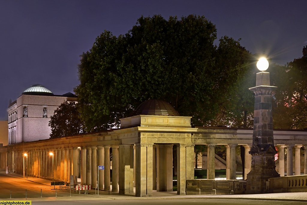 Berlin Mitte Säulengang zwischen Neuem Museum und Alter Nationalgalerie auf der Museumsinsel