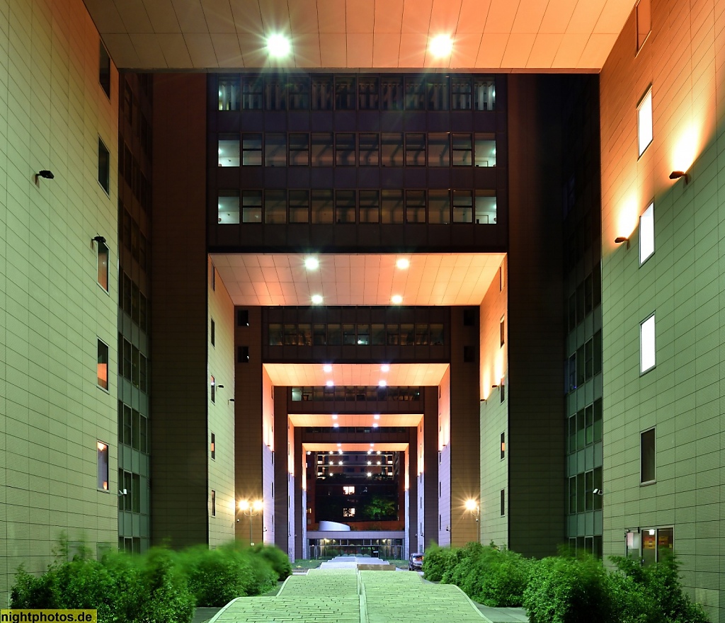 Berlin Mitte Tiergarten Büro- und Geschäftshaus erbaut 1998 von Arata Isozaki (Tokio) und Steffen Lehmann (Berlin). Linkstraße 10-12 Schellingstrasse 1