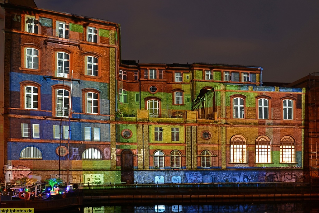 Berlin Mitte Festival of Lights 2013 Häuser der Wallstrasse am Spreekanal nahe Roßstrassenbrücke