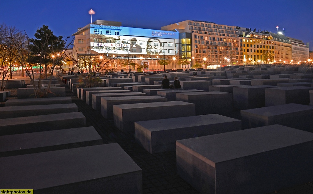 Berlin Mitte Denkmal für die ermordeten Juden Europas. Holocaust Mahnmal. Stelen erbaut 2003-2005 von Peter Eisenmann und Bildhauer Richard Serra an der Ebertstrasse. Dahinter Botschaft der Vereinigten Staaten von Amerika erbaut 2004-2008 von Architekturb