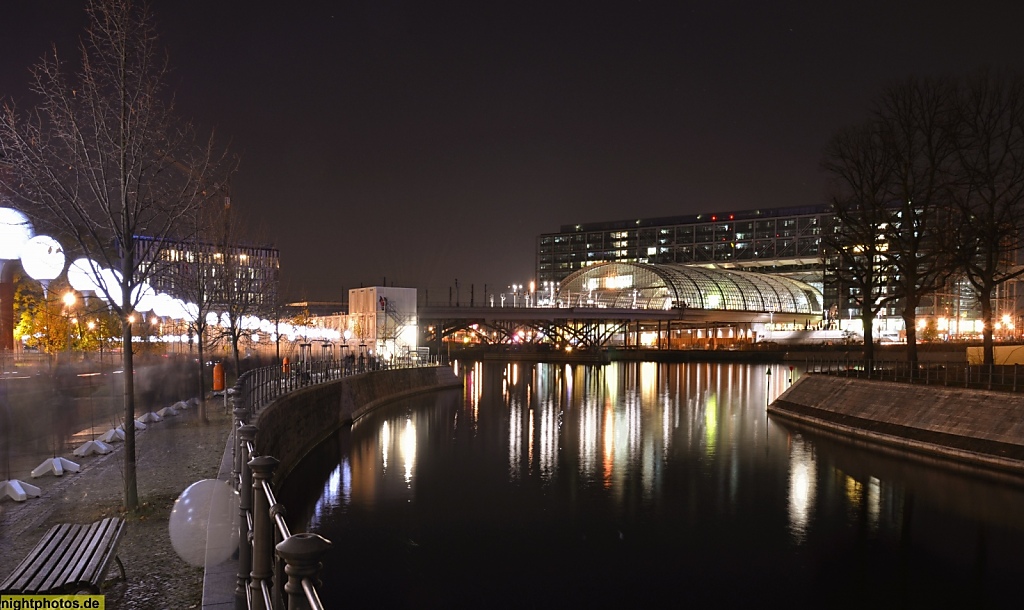 Berlin Mitte Berlin-Spandauer Schifffahrtskanal mit Hautbahnhof beim Mauerfest 2014