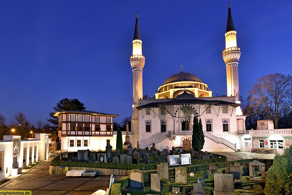 Berlin Neukölln Sehitlik-Moschee erbaut 1999-2005 von Hilmi Senalp mit türkischem Friedhof