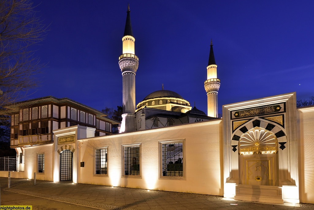 Berlin Neukölln Sehitlik-Moschee erbaut 1999-2005 von Hilmi Senalp mit türkischem Friedhof
