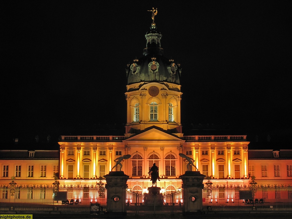 Berlin Schloss Charlottenburg Ursprungsbau 1699 von Johann Arnold Nering. Heutiges Aussehen durch Erweiterungen von Langhans und Knobelsdorff