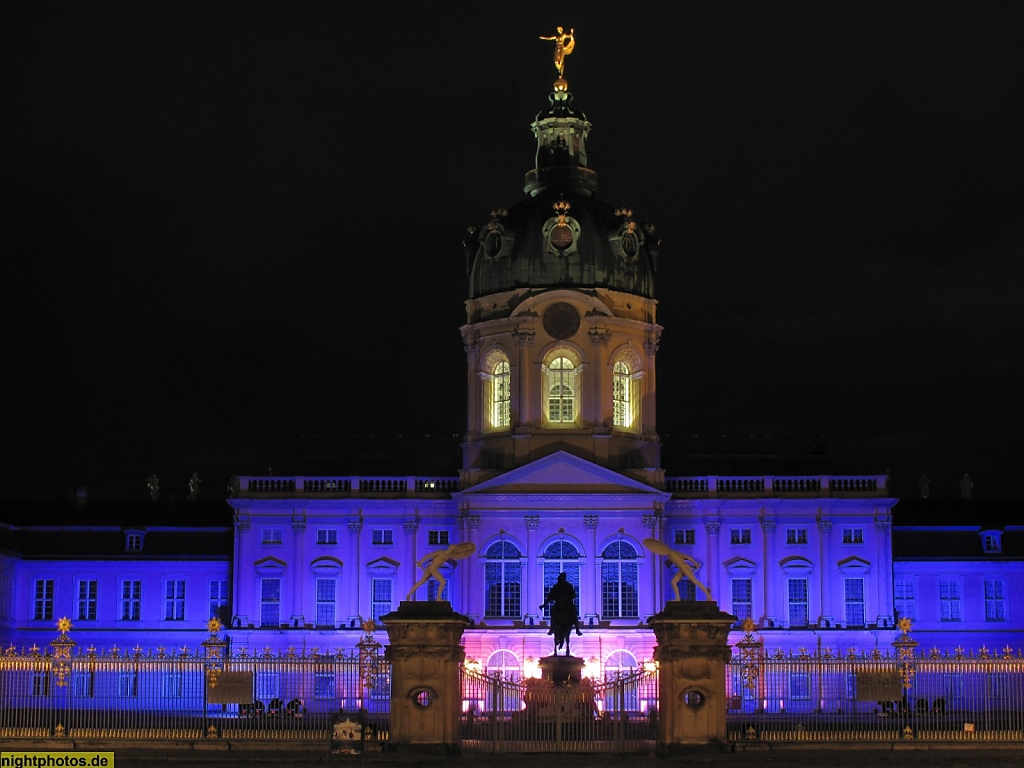 Berlin Schloss Charlottenburg Ursprungsbau 1699 von Johann Arnold Nering. Heutiges Aussehen durch Erweiterungen von Langhans und Knobelsdorff
