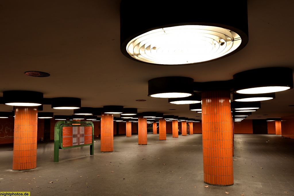 Berlin Westend Fussgängertunnel unter Messedamm Masurenallee und Neue Kantstrasse