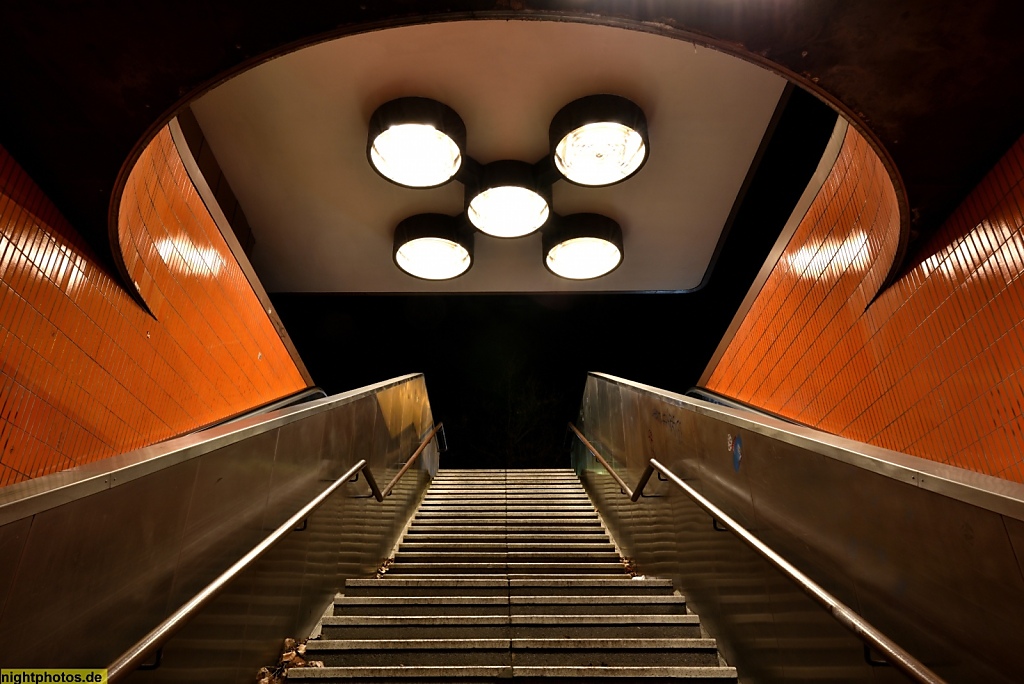 Berlin Westend Fussgängertunnel unter Messedamm Masurenallee und Neue Kantstrasse
