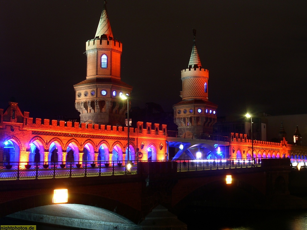 Berlin Friedrichshain Oberbaumbrücke über die Spree. Erbaut 1894 von Stadtbauinspektor Georg Pinkenburg und Architekt Otto Stahn in Neugotik