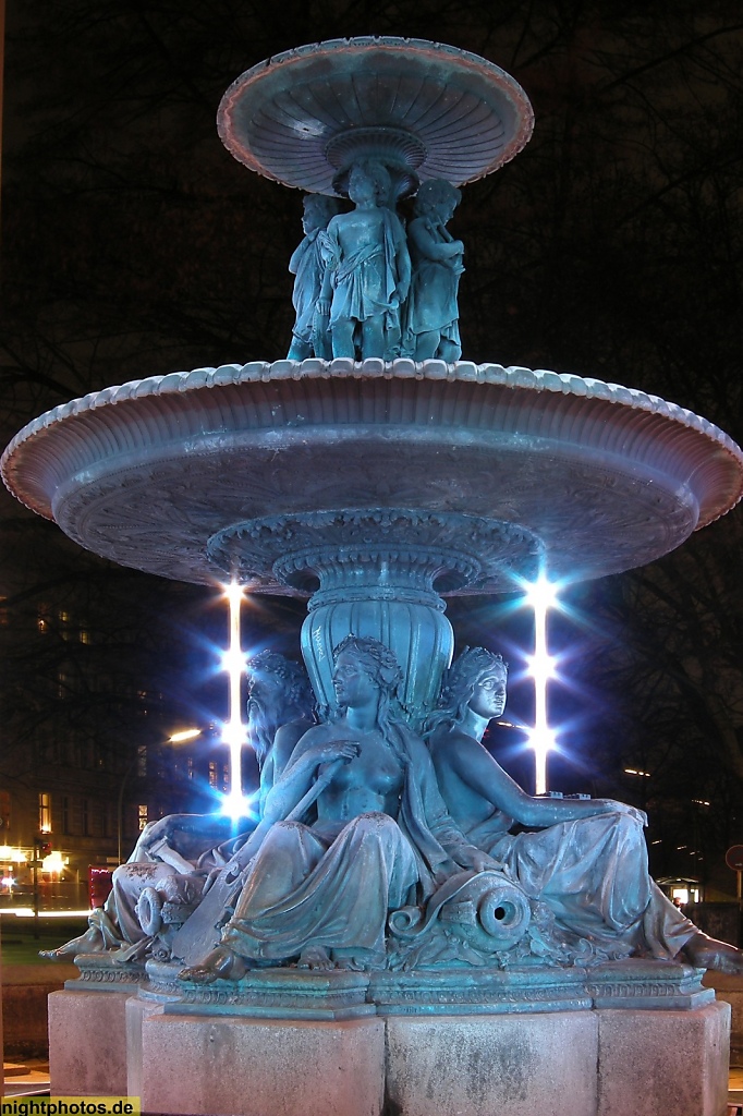 Berlin Kreuzberg Wrangelbrunnen von Bildhauer Hugo Hagen 1877. Jetzt Urban- Ecke Grimmstrasse beim Festival of Lights 2008.