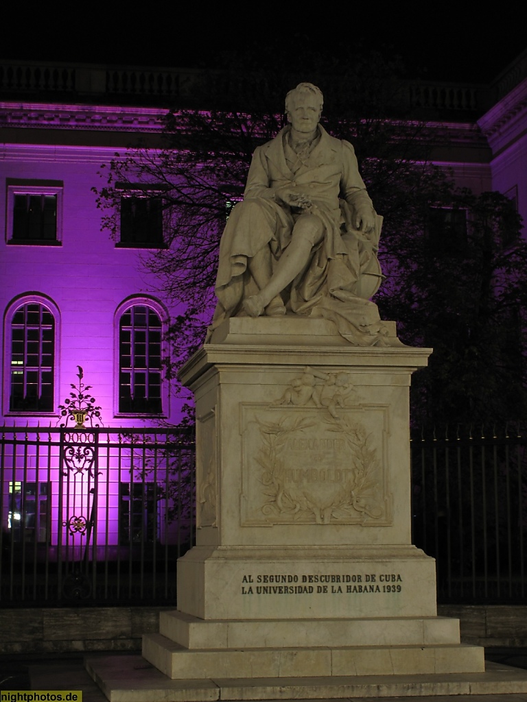Berlin Mitte Humboldt Universität Hauptgebäude Erbaut 1748-1753 als Palais des Prinzen Heinrich von Johann Boumann im Barock. Universität seit 1809. Rekonstruiert 1962. Denkmal Alexander von Humboldt