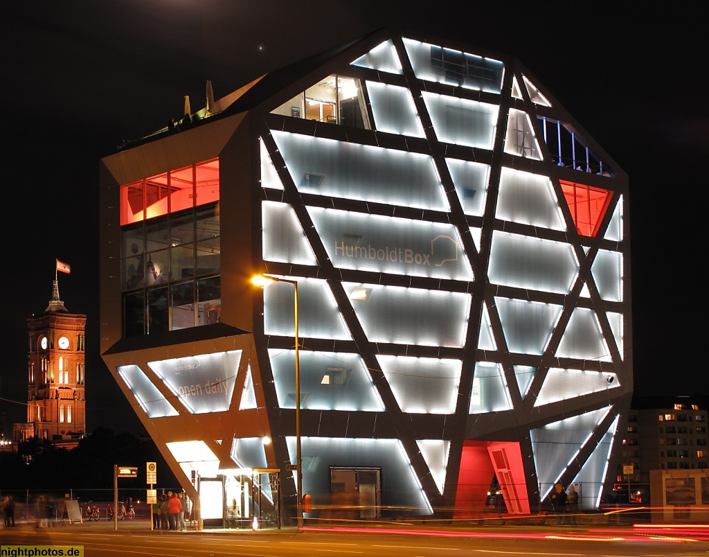 Berlin Mitte Humboldt-Box vor Rotem Rathaus
