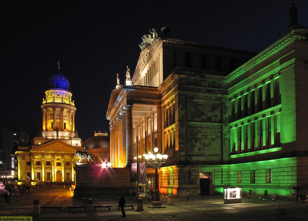 Berlin Mitte Gendarmenmarkt Deutscher Dom erbaut 1701-1708 von Carl von Gontard und Georg Christian Unger. Konzerthaus erbaut 1821 von Karl Friedrich Schinkel als Königliches Schauspielhaus