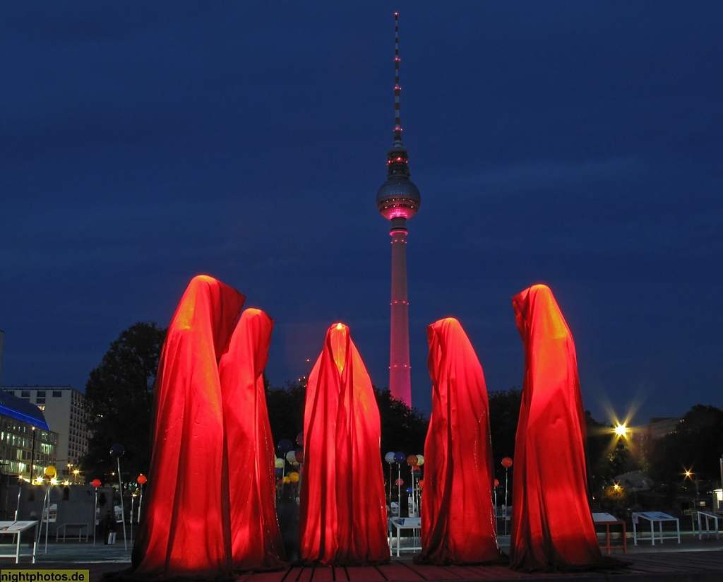Berlin Mitte. Blick vom Schlossgelände Richtung Alexanderplatz mit Fernsehturm. Temporäre Installation 'Wächter der Zeit' von Manfred Kielnhöfer beim Festival of Lights 2012