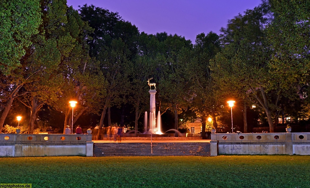 Berlin Schöneberg. Hirschbrunnen im Rudolph-Wilde-Park. Planung Stadtbauinspektor Paul Wolf. Vergoldete Hirschskulptur aus Bronze von August Gaul 1912 auf Säule aus Muschelkalk