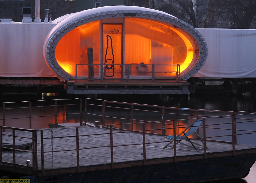 Berlin Treptow Badeschiff in der Spree mit winterlicher Saunahülle
