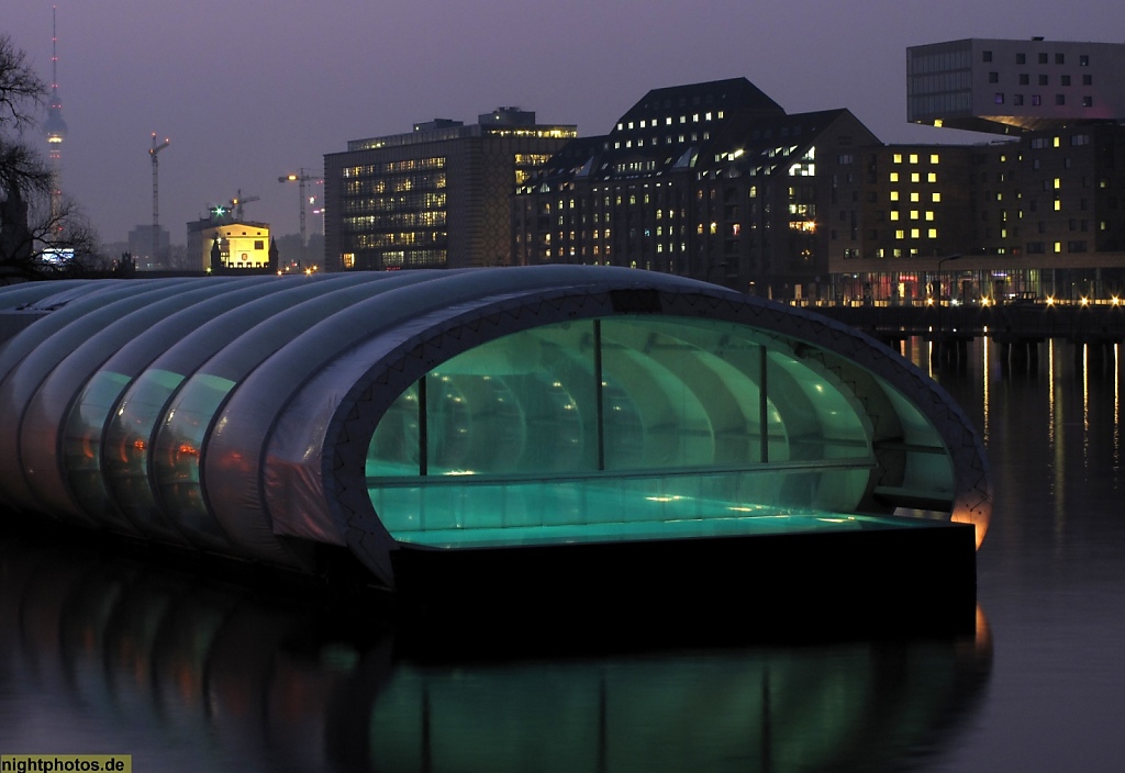 Berlin Treptow Badeschiff in der Spree mit winterlicher Saunahülle