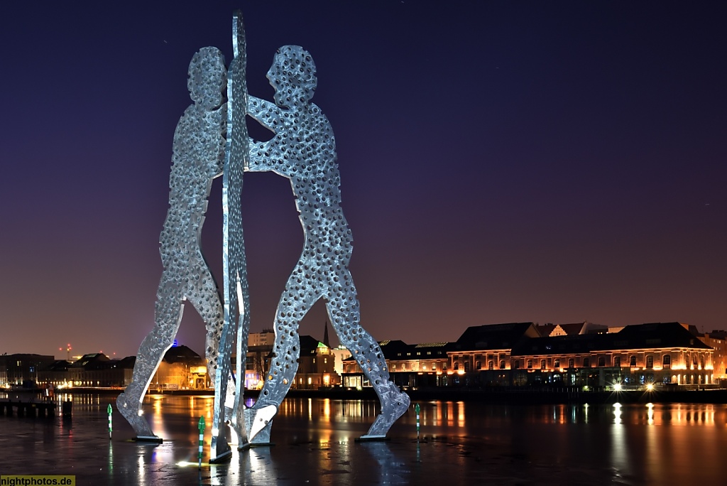 Berlin Treptow Molecule Man Monumetnalkunstwerk von Jonathan Borofsky errichtet 1999