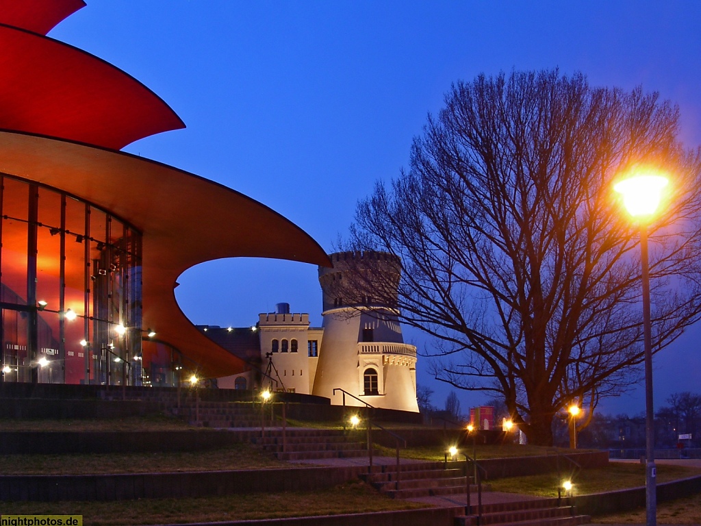 Potsdam Hans-Otto-Theater erbaut 2006 von Paul und Gottfried Böhm. Rechts Zichorienmuehle erbaut 1786-1800 von Ludwig Ferdinand Hesse in der Schiffbauergasse