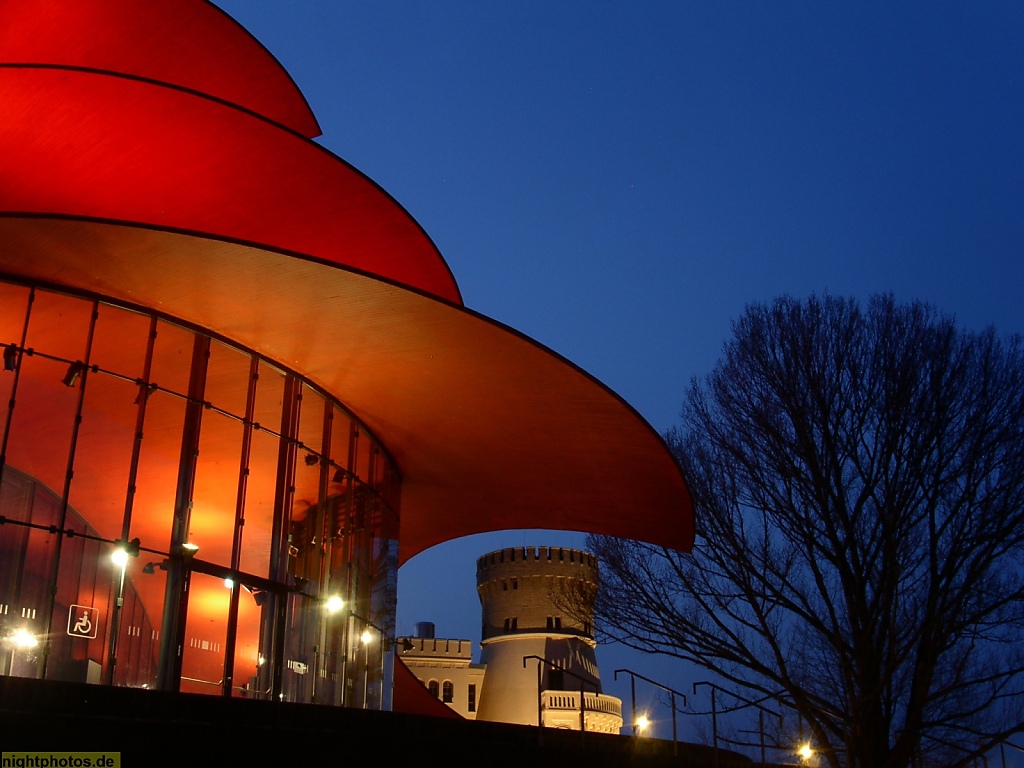Potsdam Hans-Otto-Theater erbaut 2006 von Paul und Gottfried Böhm. Rechts Zichorienmuehle erbaut 1786-1800 von Ludwig Ferdinand Hesse in der Schiffbauergasse