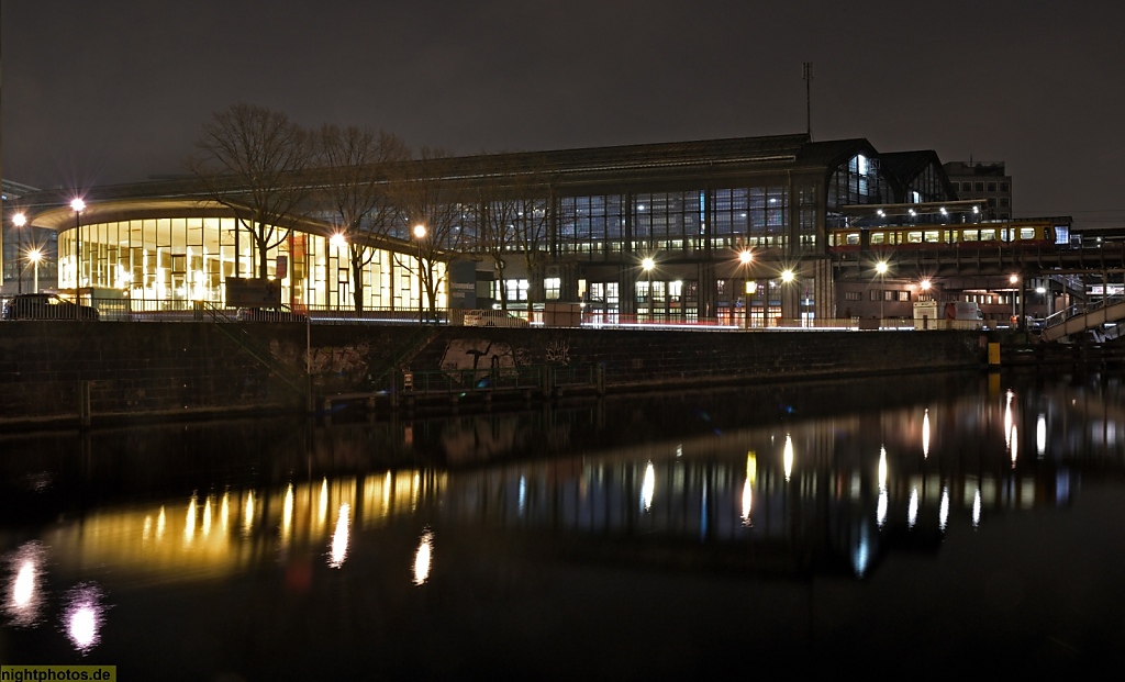 Berlin Mitte Bahnhof Berlin Friedrichstrasse mit Tränenpalast