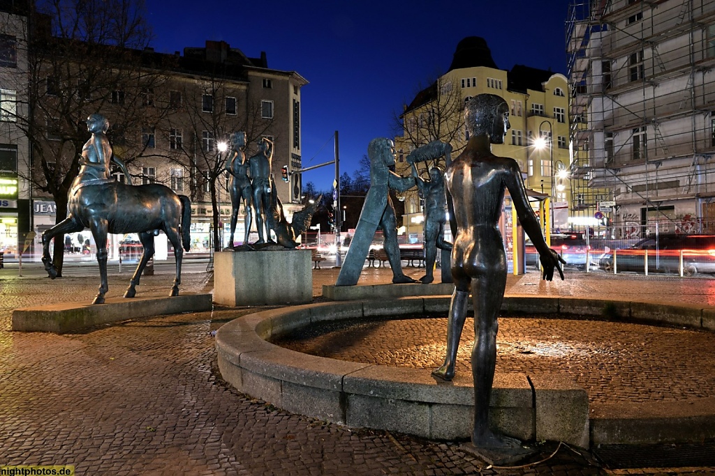 Berlin Neukölln. Skulpturengruppe 'Imaginäres Theater' erschaffen 1987 von Hartmut Bonk auf dem Karl-Marx-Platz