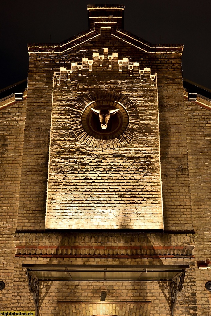 Berlin Neukölln Gutshof Britz Wirtschaftsgebäude des ehemaligen Ritterguts ehemaliger Ochsenstall mit Ochsenkopf-Stuck