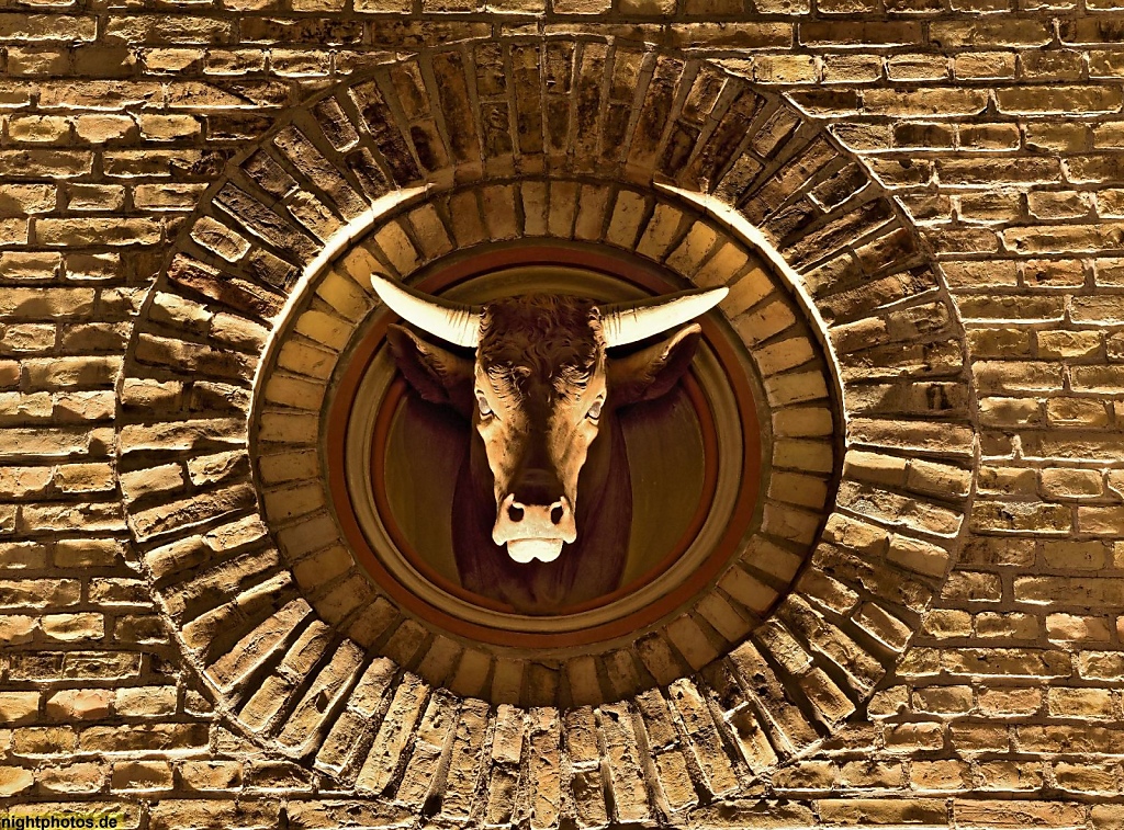 Berlin Neukölln Gutshof Britz Wirtschaftsgebäude des ehemaligen Ritterguts ehemaliger Ochsenstall mit Ochsenkopf-Stuck