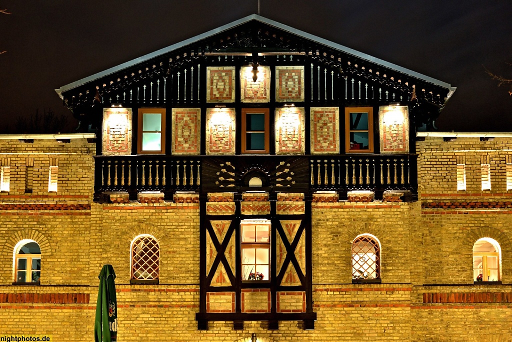 Berlin Neukölln Gutshof Britz Wirtschaftsgebäude des ehemaligen Ritterguts ehemaliges Backhaus, heute Restaurant Buchholz, Giebel mit Fachwerkelementen