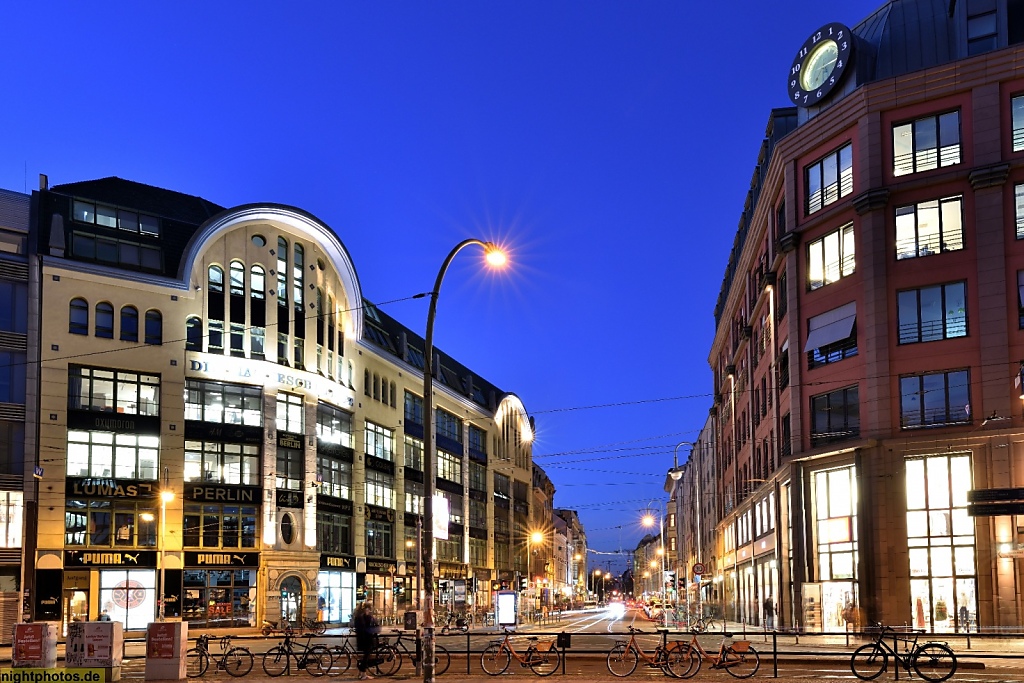 Berlin Mitte Hackesche Höfe erbaut 1906 von Kurt Berndt mit Fassadengestaltung von August Endell. Auf einem 1750 vom Stadtkommandanten Hans Christoph Graf von Hacke erschlossenen Areal. Rosenthaler Strasse 36