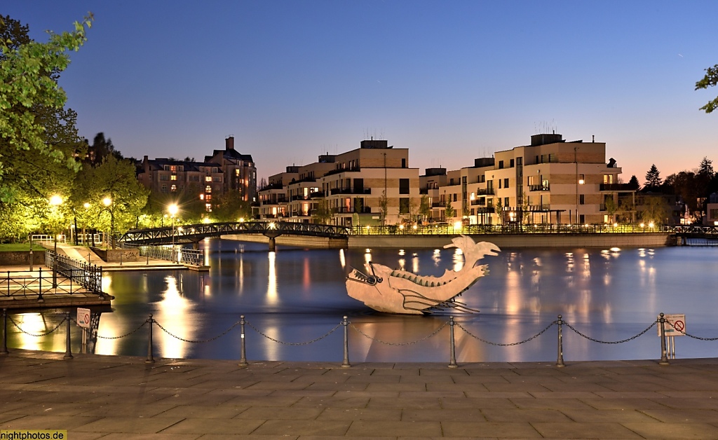 Berlin Tegel Uferpromenade am Tegeler Hafen mit Walfisch-Skulptur