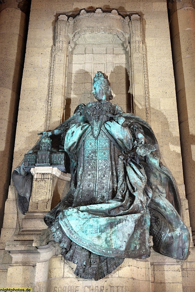 Berlin Charlottenburg Bronze Standbild von Sophie Charlotte Herzogin von Braunschweig und Lüneburg errichtet 1909 im Charlottenburger Tor