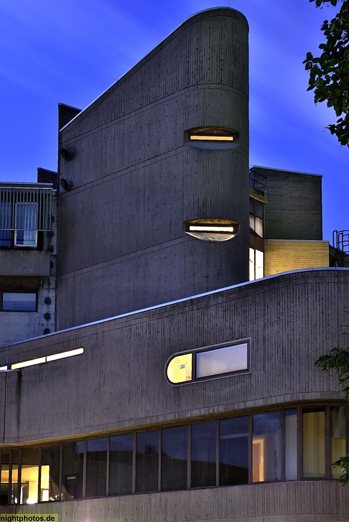 Berlin Lichterfelde Institut für Hygiene und Umweltmedizin der Charité erbaut 1966-1974 von Hermann Fehling und Daniel Gogel im Stil des Brutalismus