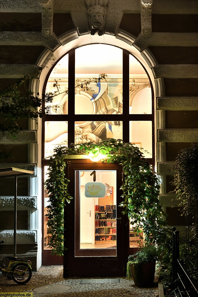 Berlin Hansaviertel Spätklassizistischer Stuckaltbau in der Joseph-Haydn-Strasse 1