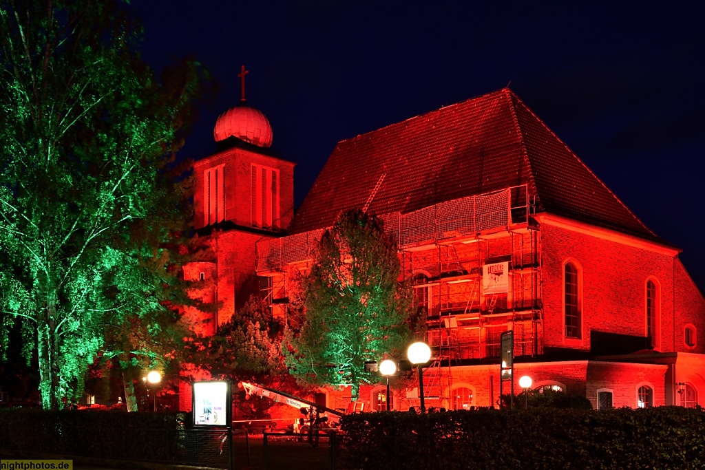 Berlin Lichtenrade Katholische Salvatorkirche begonnen 1924-1925 von Bernhard Hertel. Fortgesetzt 1932-1933 von Josef Bischof. Vollendet 1955-1956 von Heinrich Kosina. Pfarrer-Lütkehaus-Platz