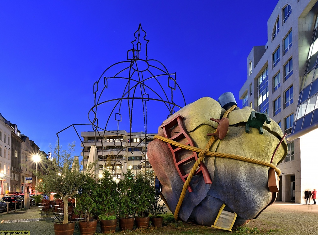 Berlin Mitte Houseball von Claes Oldenburg und Coosje van Bruggen auf dem Bethlehemkirchplatz vor der Stahlskulptur als Kirchennachbildung erbaut 2012 von Juan Garaizabal