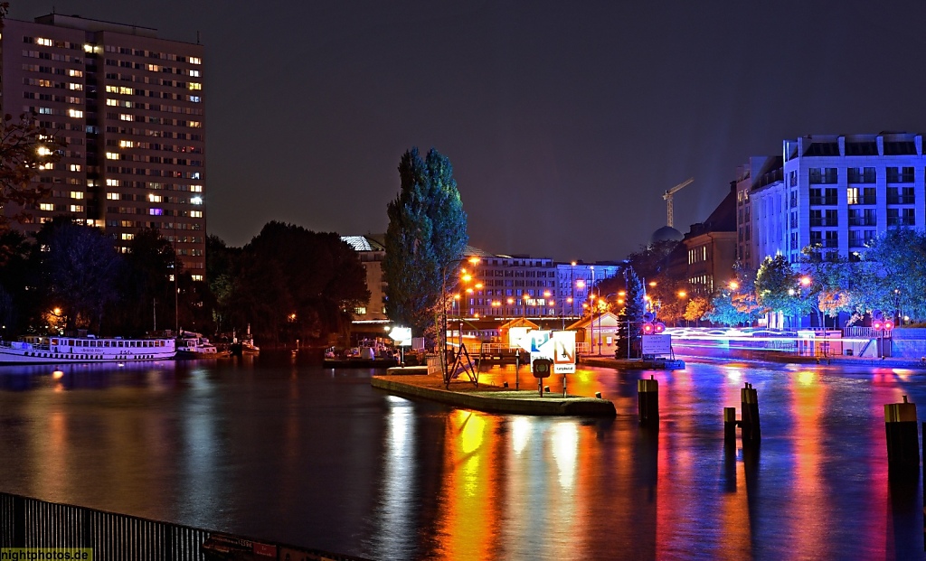 Berlin Mitte Spree mit Mühlendammschleuse am Rolandufer beleuchtet von Sightseeing Schiffen des Festival of Lights