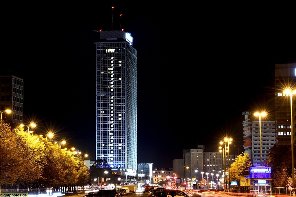 Berlin Mitte Karl-Marx-Allee Richtung Alexanderplatz mit Park Inn Hotel erbaut 1967-1970 von Roland Korn Heinz Scharlipp und Hans Erich Bogatzky