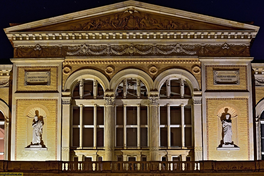 Berlin Wilmersdorf Universität der Künste erbaut 1876-1880 von Johann Heinrich Strack und Max Giersberg als Joachimsthalsches Gymnasium. Skulpturen von Max Klein